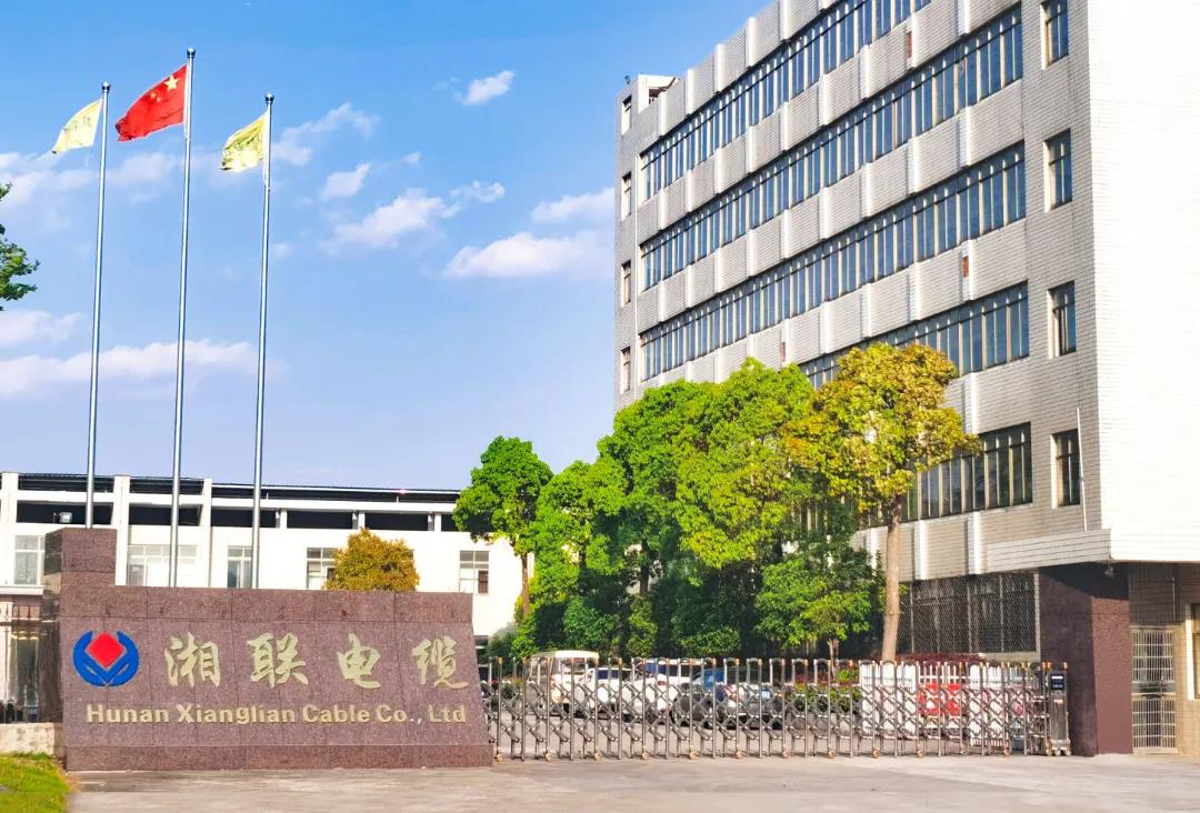 今日小雪，用一組湘聯(lián)小伙伴拍攝的美照來迎接廠區(qū)的冬天！